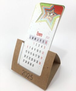 calendario artesanal creativo en papel reciclado 2025