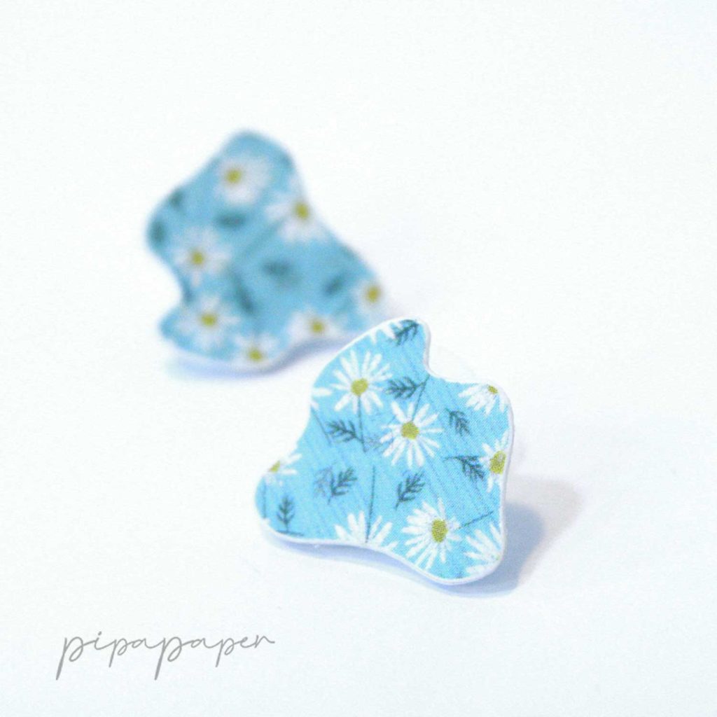 pendiente mini boton papel y plata flores color