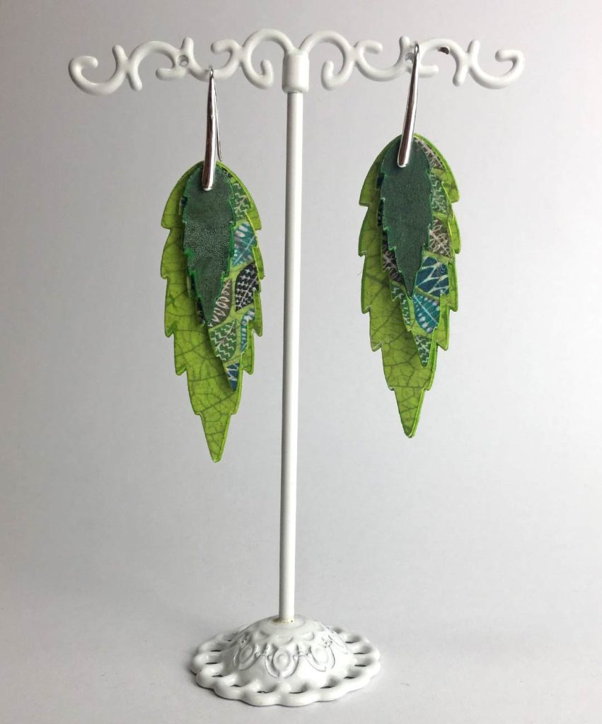 pendiente hoja triple papel