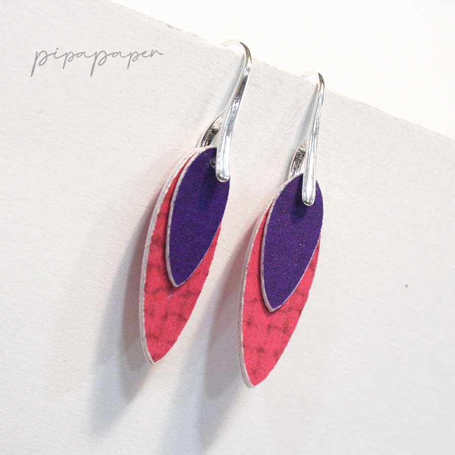 pendientes pequeños hechos a mano en papel reciclado y plata lagrima doble. coloridos y originales