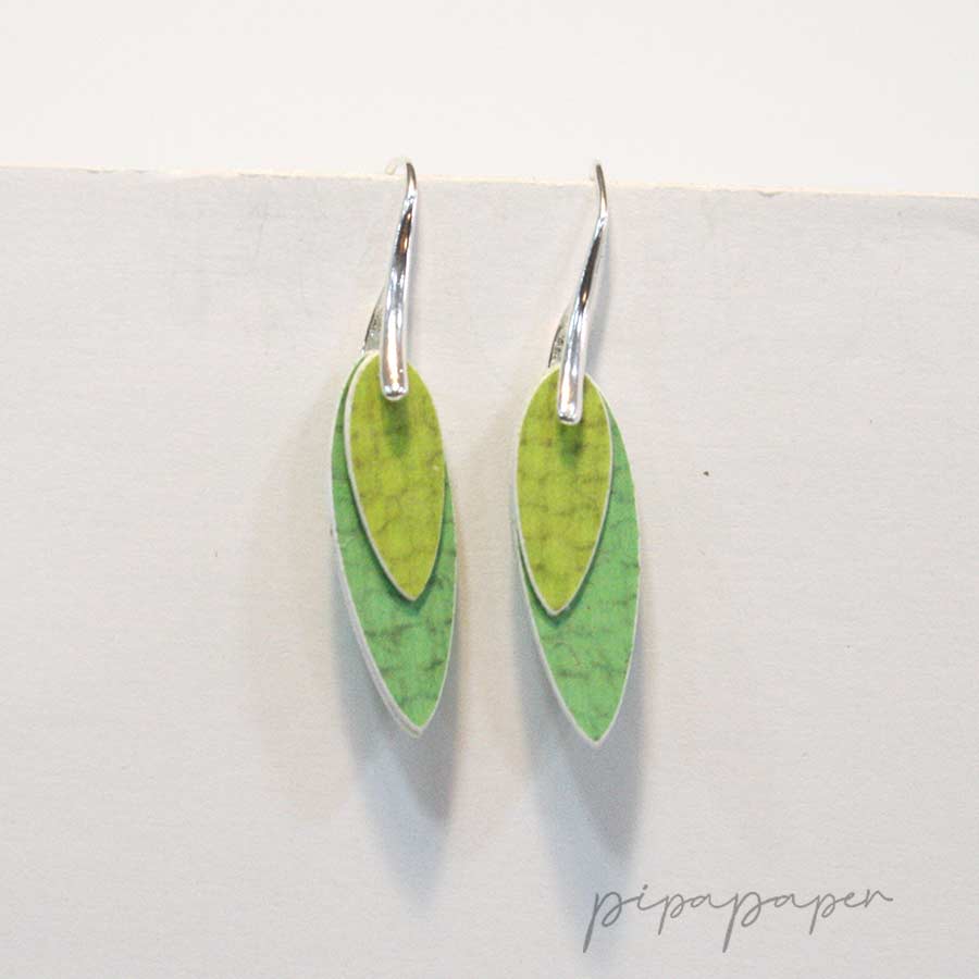 pendientes pequeños hechos a mano en papel reciclado y plata lagrima doble. coloridos y originales