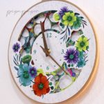 reloj de pared realizado en papel reciclado a mano