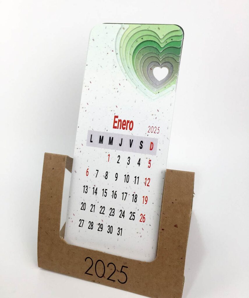 calendario artesanal creativo en papel reciclado 2025