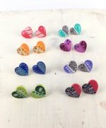 mini pendientes corazon de papel pintados mano