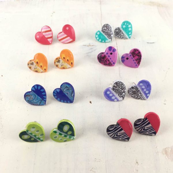 mini pendientes corazon de papel pintados mano