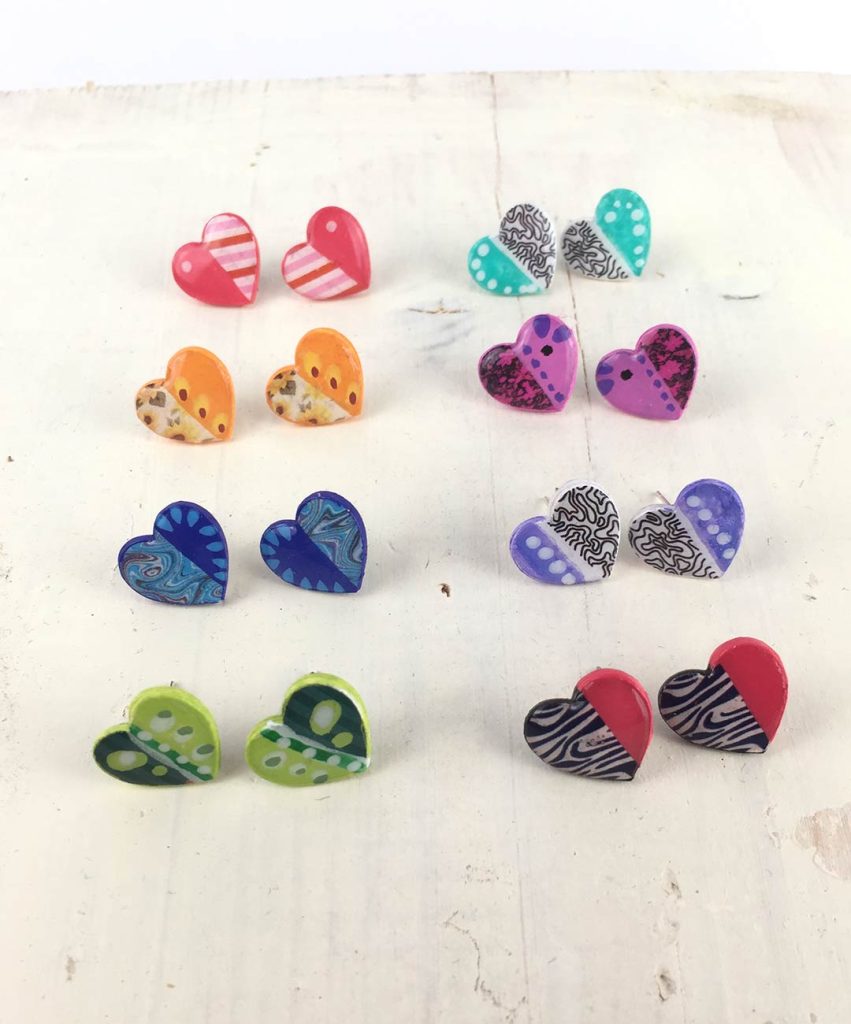 mini pendientes corazon de papel pintados mano