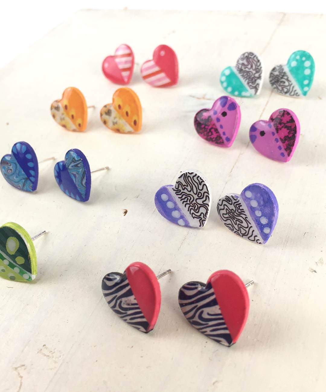 2 mini pendientes corazon de papel pintados mano