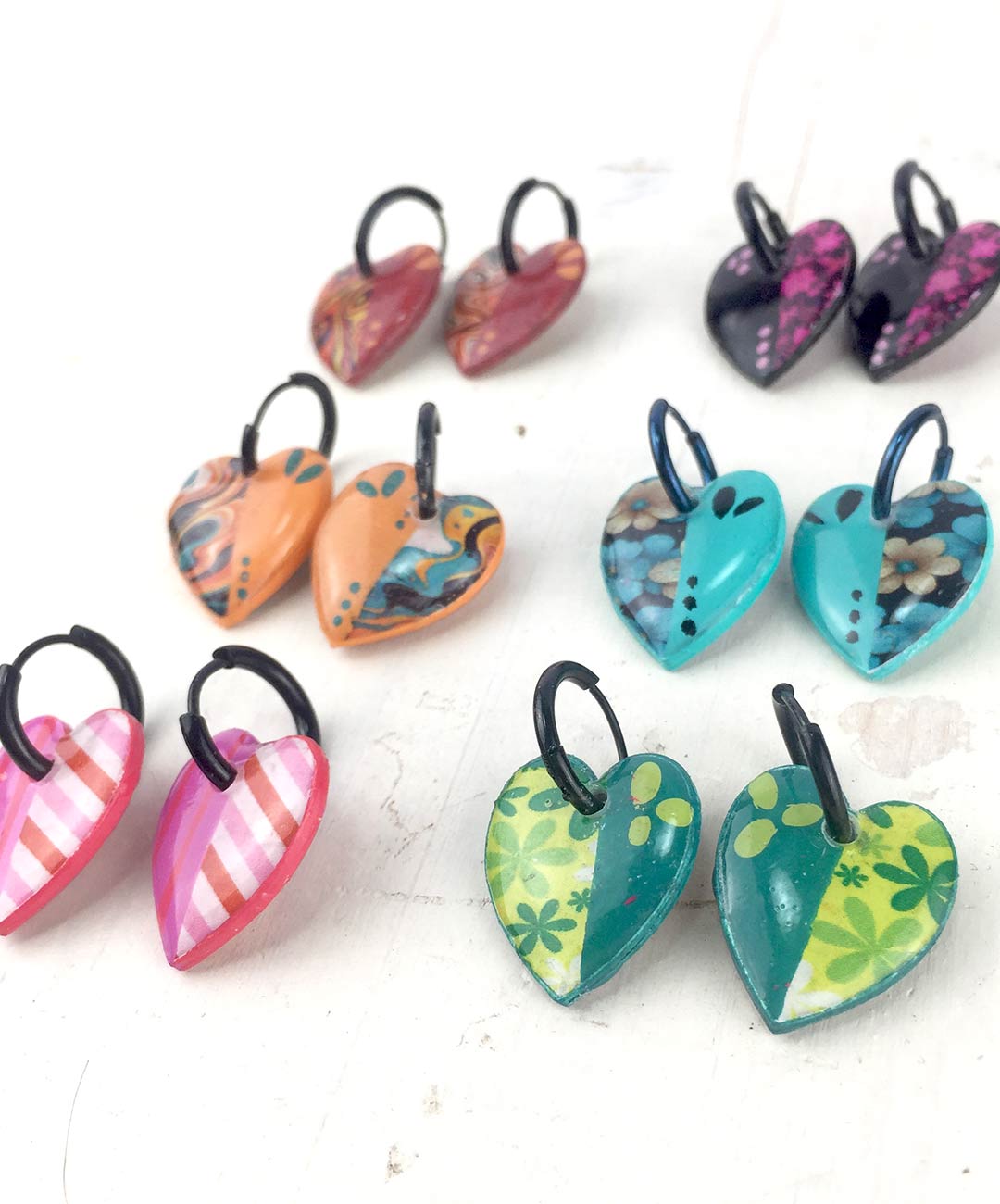 27 CORAZON mini CON ARO de acera. Joyas de papel