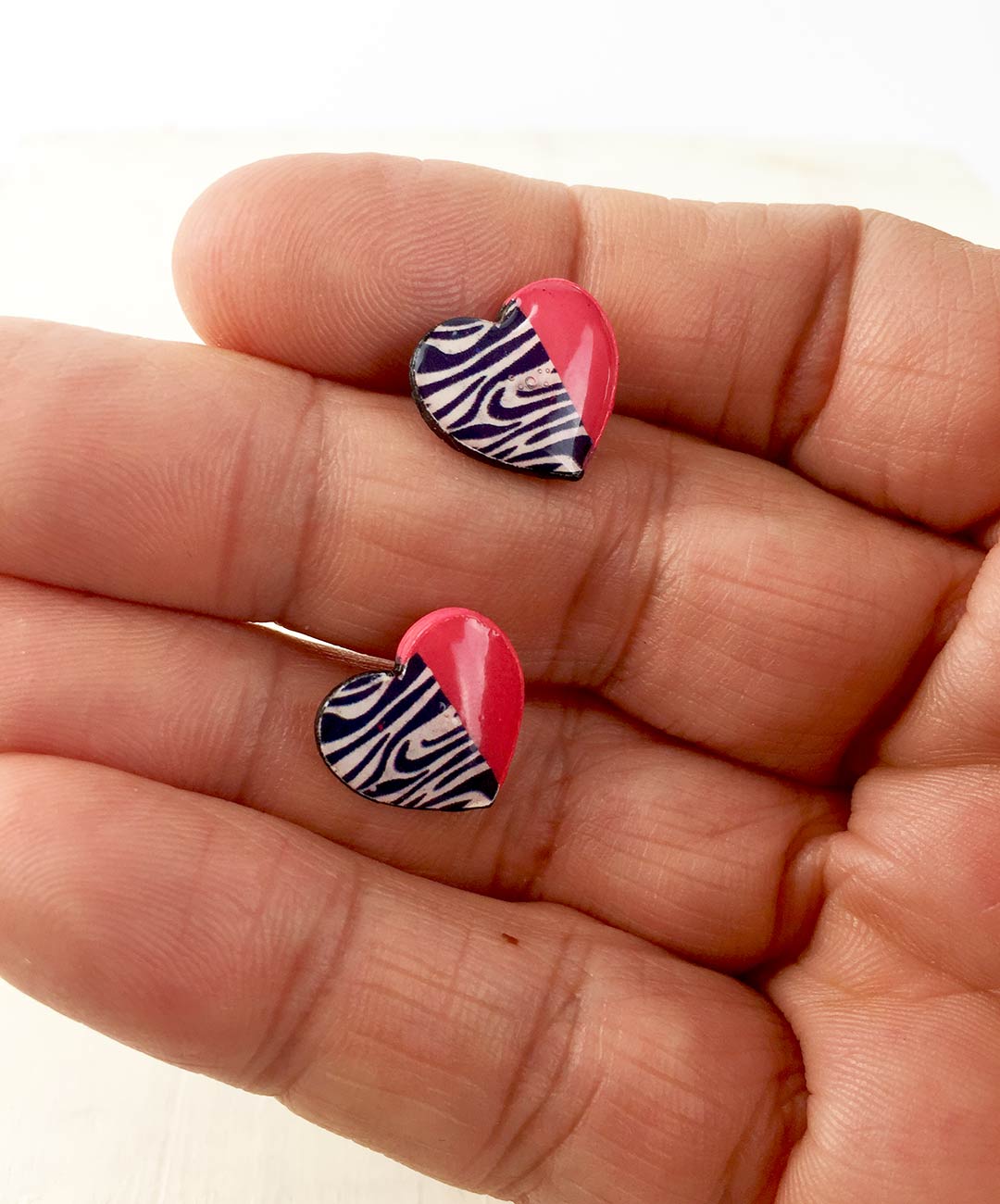 3 mini pendientes corazon de papel pintados mano