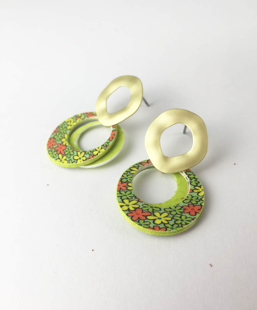 39 pendientes de elegantes y divertidos de papel reciclado y acero hechos con papel