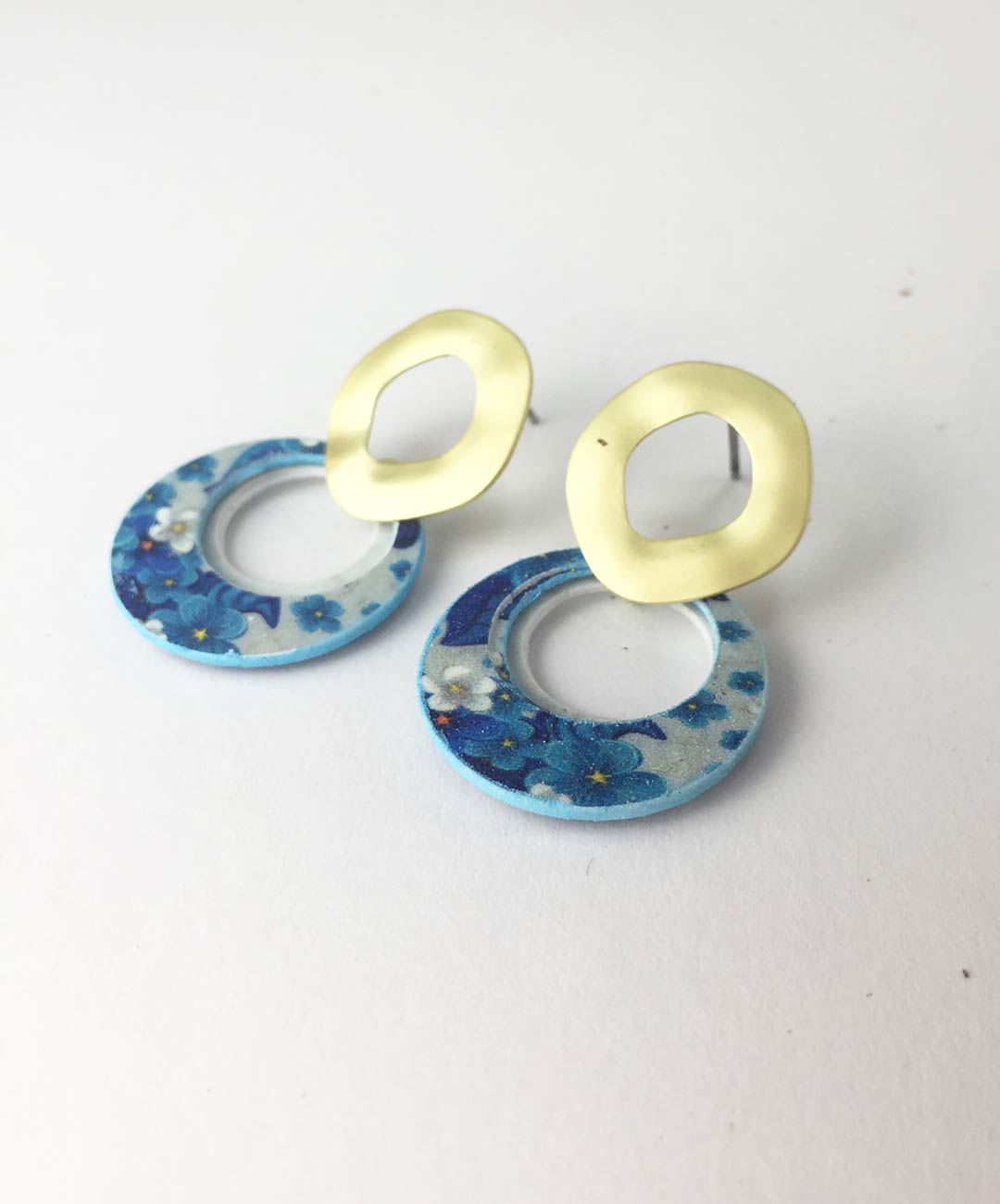 43 pendientes de elegantes y divertidos de papel reciclado y acero hechos con papel