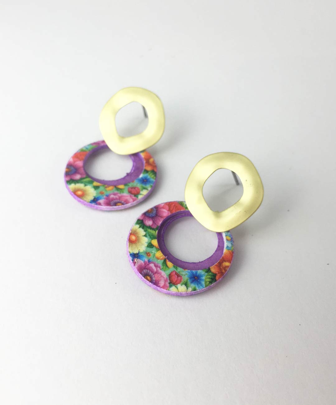 47 pendientes de elegantes y divertidos de papel reciclado y acero hechos con papel