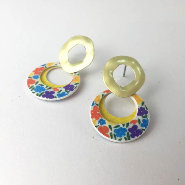 pendientes de elegantes y divertidos de papel reciclado y acero hechos con papel