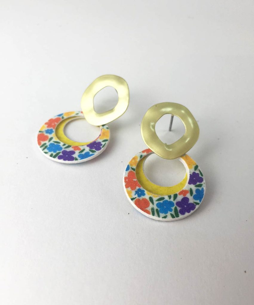 pendientes de elegantes y divertidos de papel reciclado y acero hechos con papel