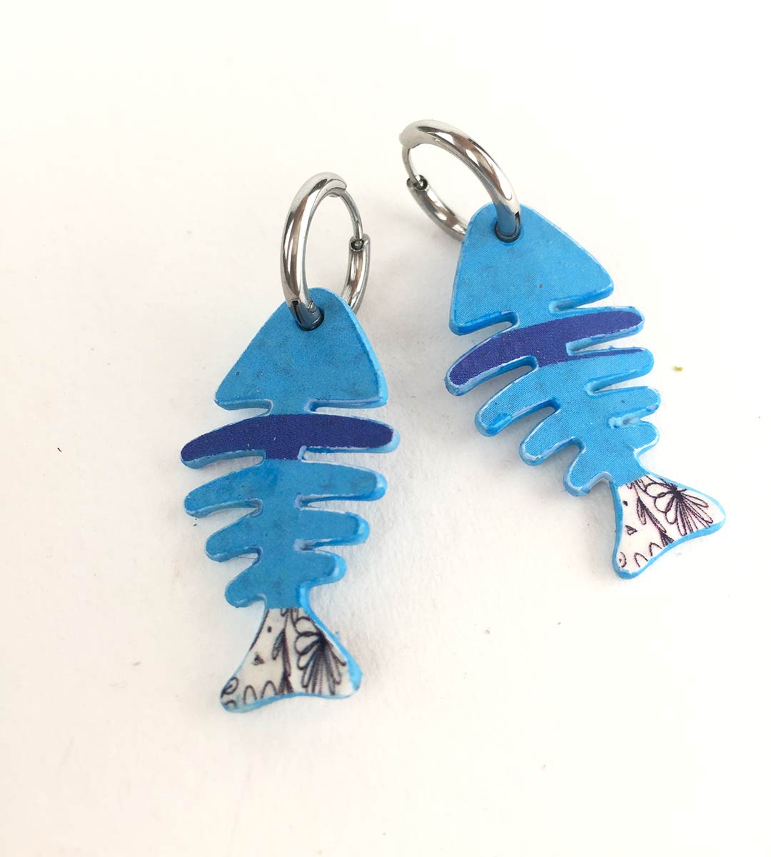 6 PENDIENTE RASPA PEZ divertido de papel reciclado y plata