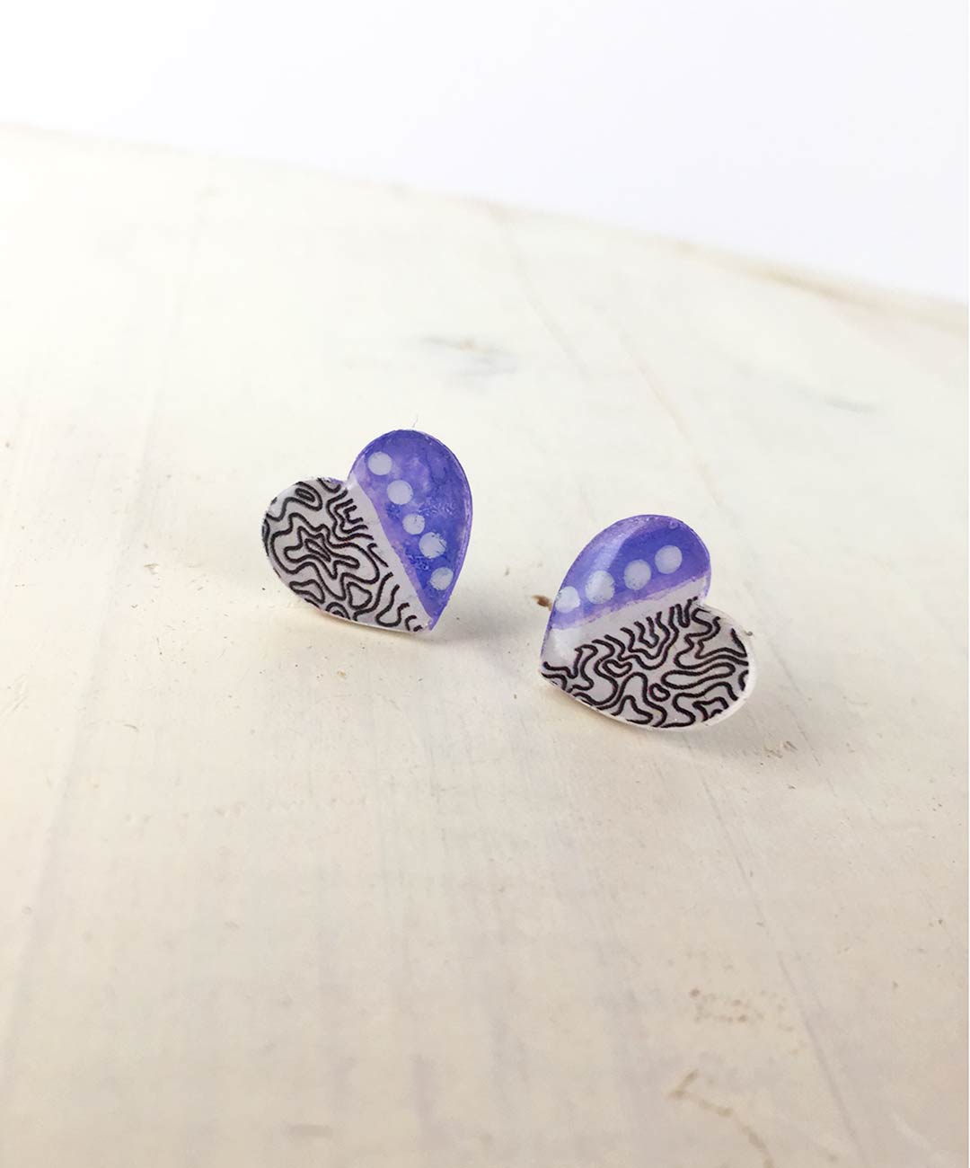 7 mini pendientes corazon de papel pintados mano