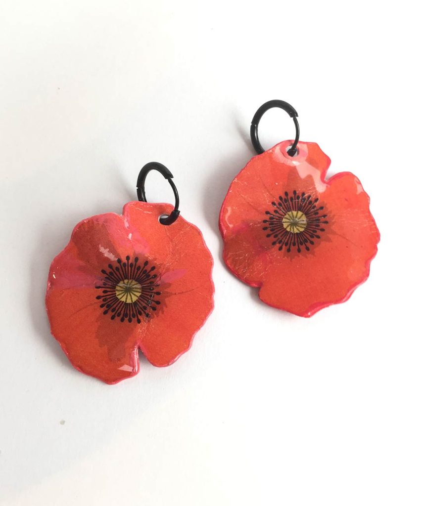 pendientes de amapola hechos con papel
