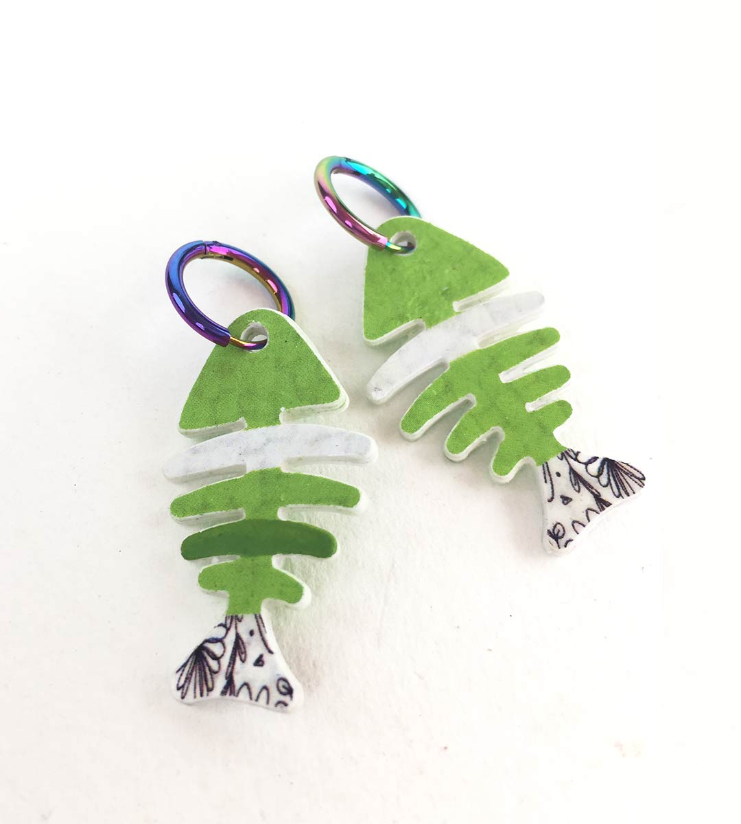 8 PENDIENTE RASPA PEZ divertido de papel reciclado y plata