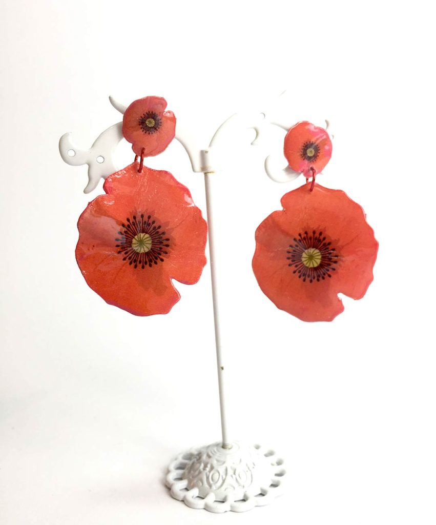 pendientes de amapola hechos con papel