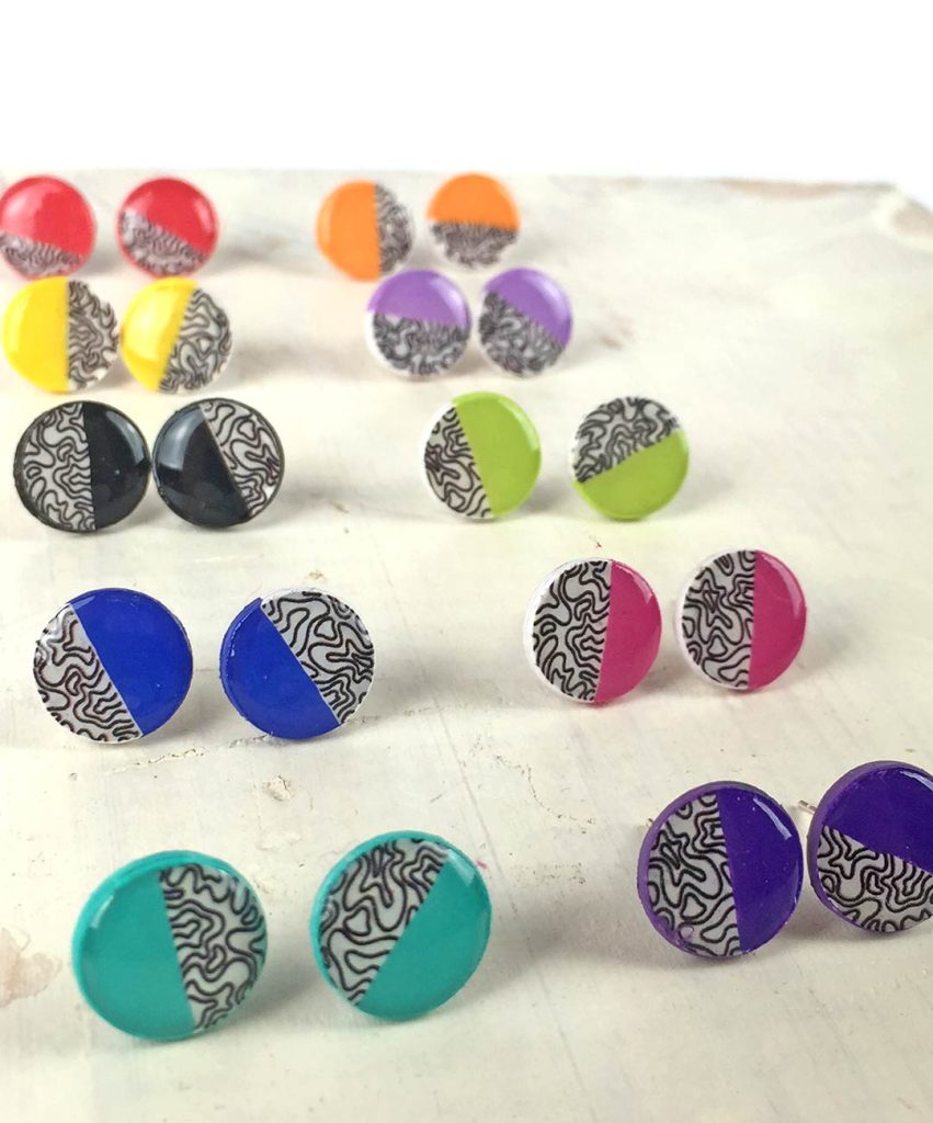 pendientes mini de papel y resina. Pendientes de botón