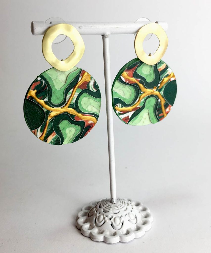 Pendientes plasma con papel reciclado y pintados a mano