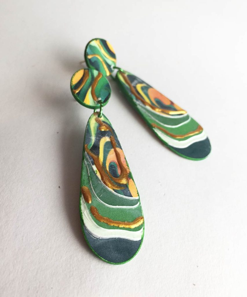 Pendientes plasma con papel reciclado y pintados a mano