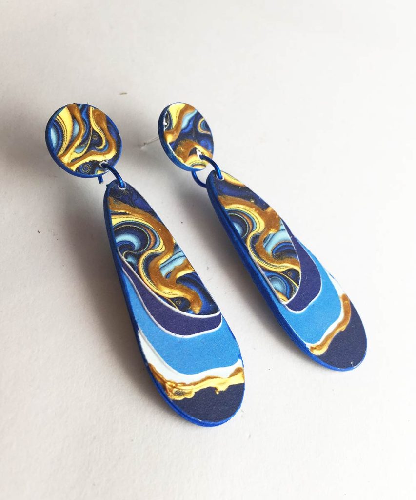 Pendientes plasma con papel reciclado y pintados a mano