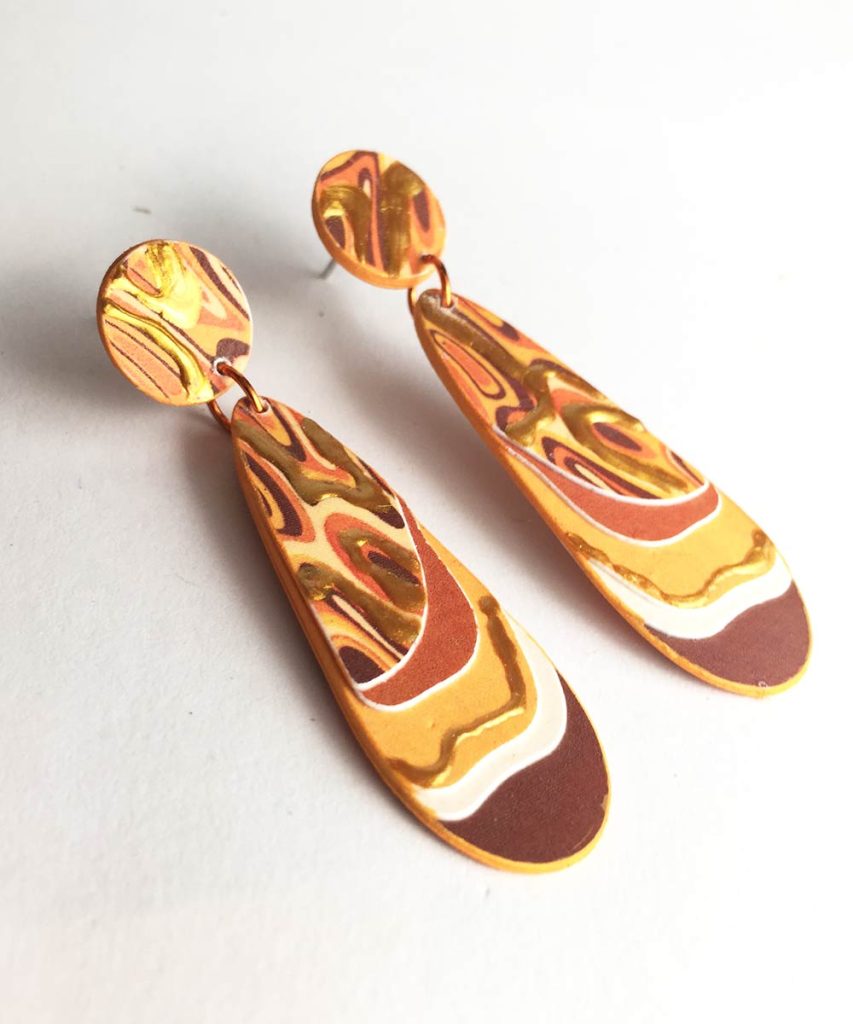 Pendientes plasma con papel reciclado y pintados a mano
