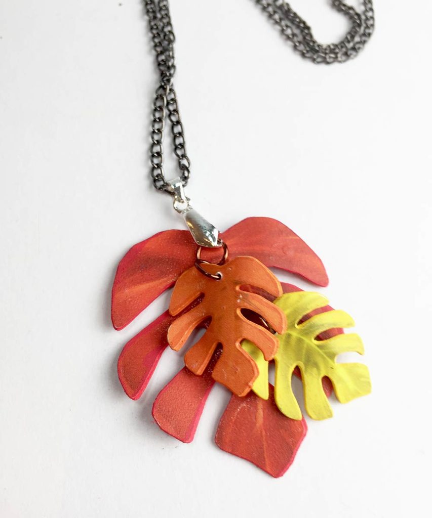 colgante medallon hoja de monstera papel reciclado