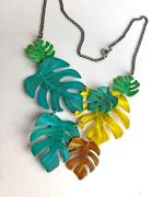 gargantilla hoja de monstera papel reciclado